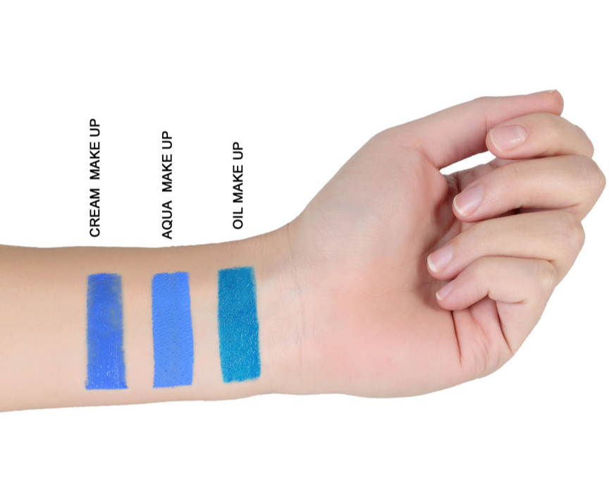 Cream, Aqua und Oil Make-up im Vergleich in Blau